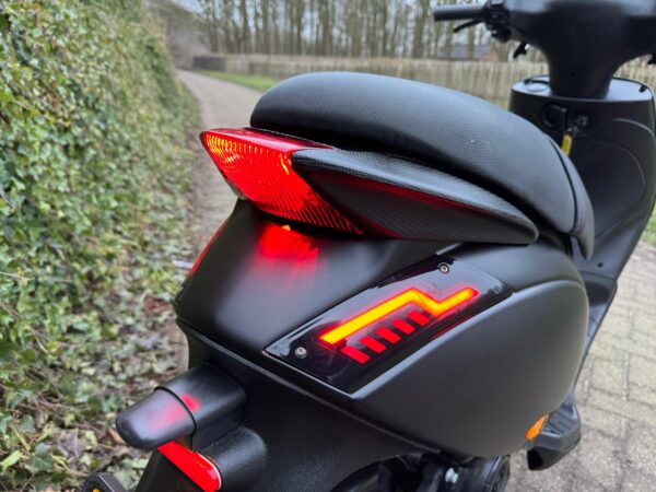 Piaggio Zip SP MAT ZWART 45 km E5 ALPHA LED BETAAL MET in3 - Afbeelding 3