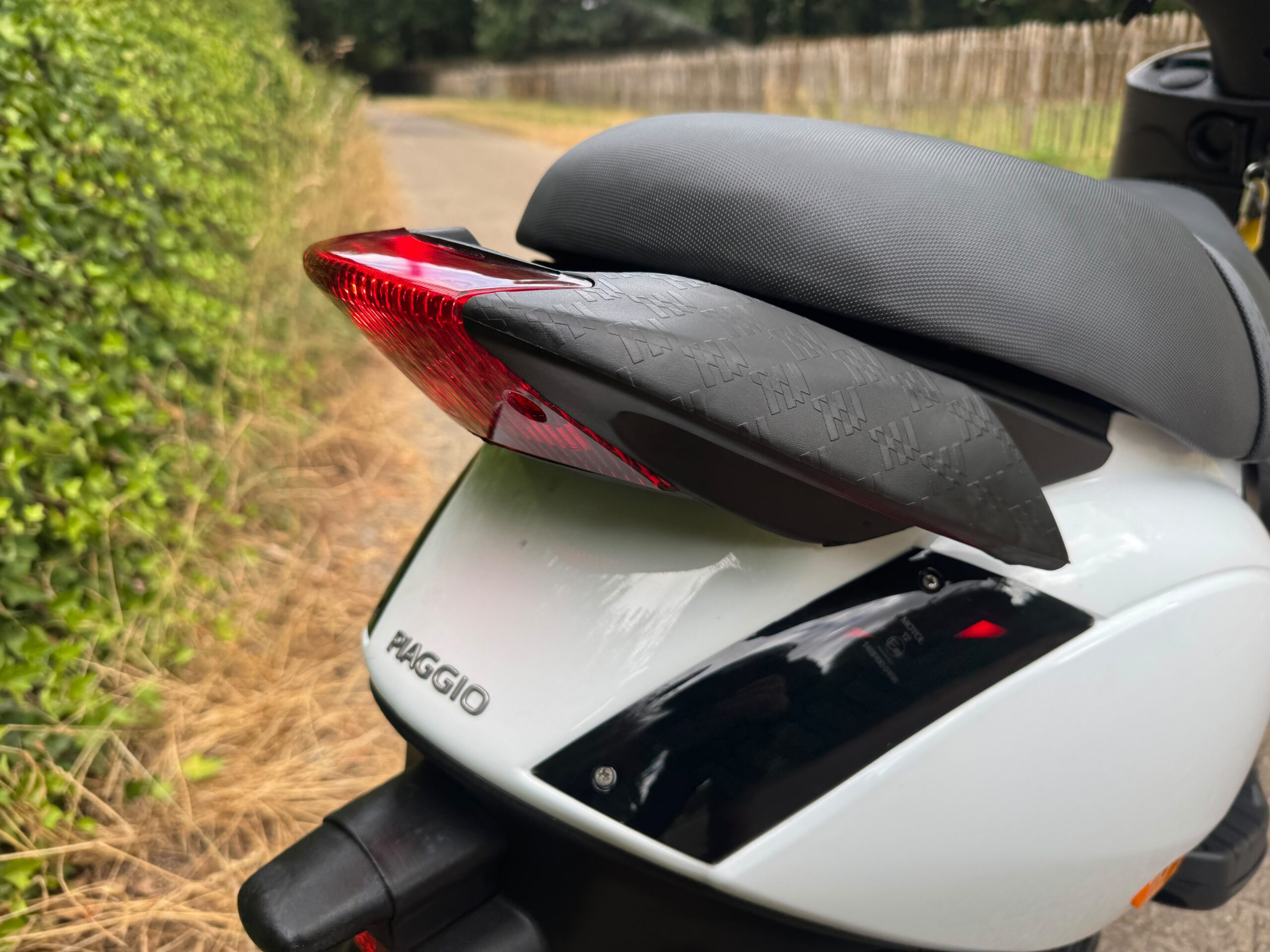 Piaggio Zip SP 45 km White/Black Alpha LED BETAAL met in3 - Afbeelding 4