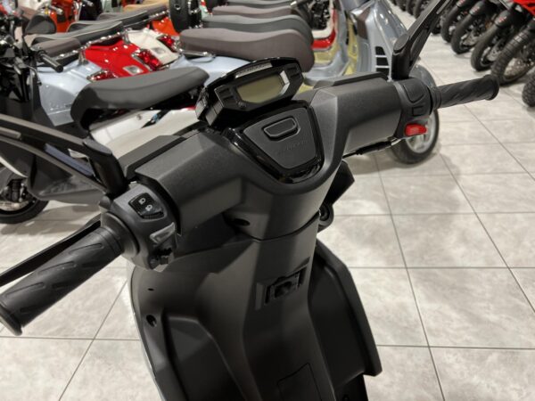 Peugeot Speedfight 4 NIEUW 45km E5 SCOOTER Iced Grey BETAAL met in3 - Afbeelding 3