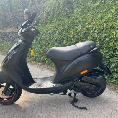 Piaggio Zip SP MAT ZWART 45km ALPHA MATRIX BETAAL MET in3