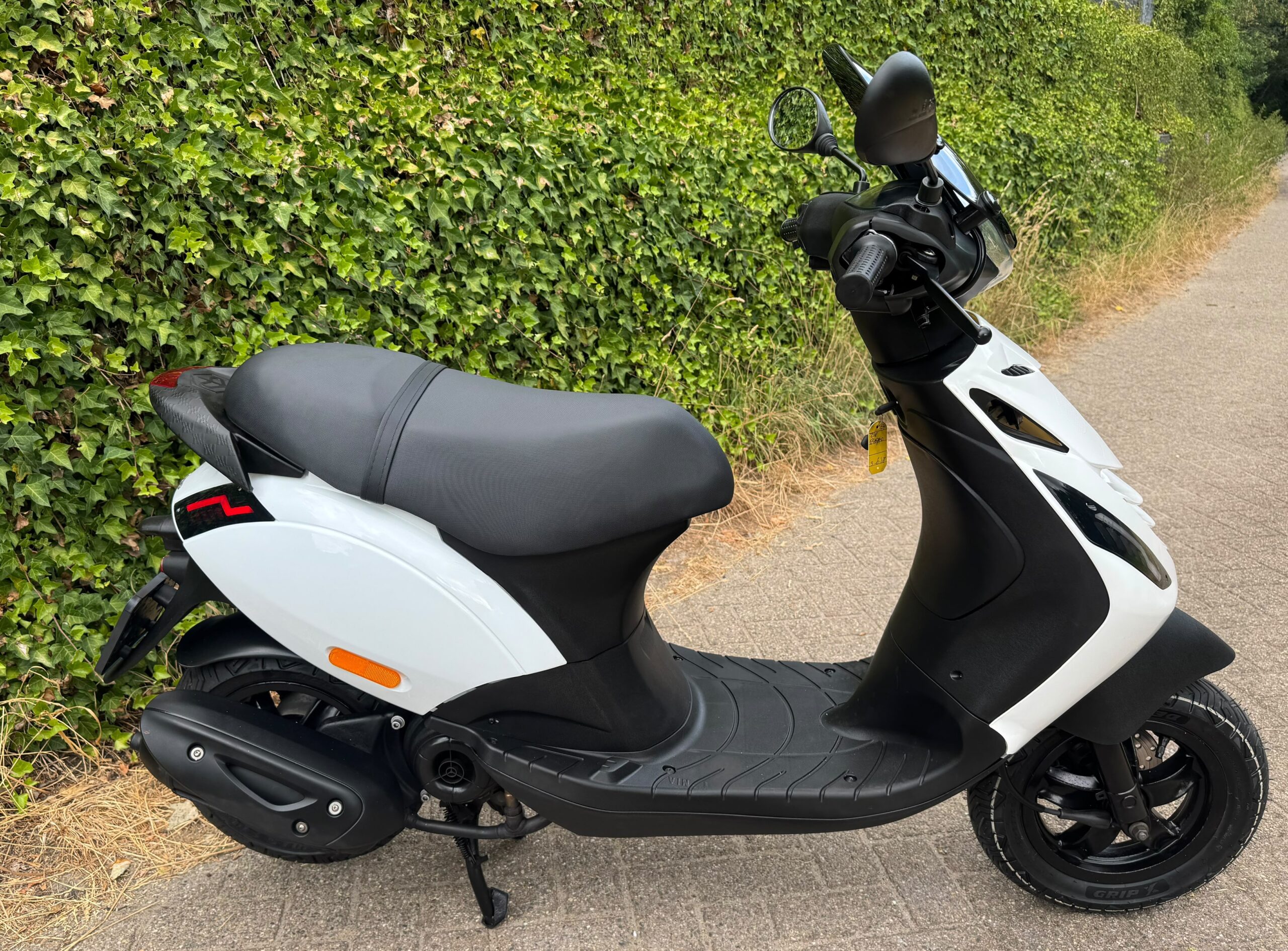 Piaggio Zip SP 45 km White/Black Alpha LED BETAAL met in3 - Afbeelding 2