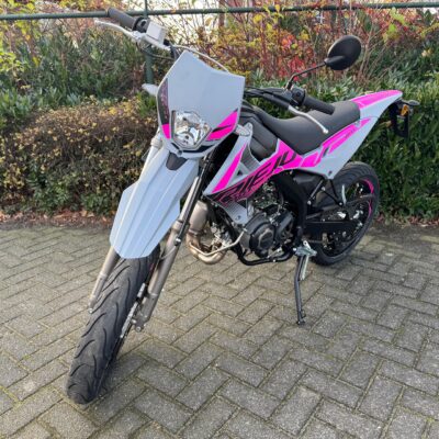 Rieju MRT SM 50 E5+ NIEUW MATT GREY / PINK BETAAL met in3