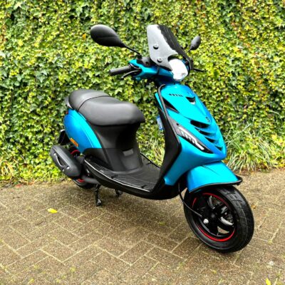 Piaggio Zip SP ICE CANDY BLUE ALPHA MATRIX E5 BETAAL met in3