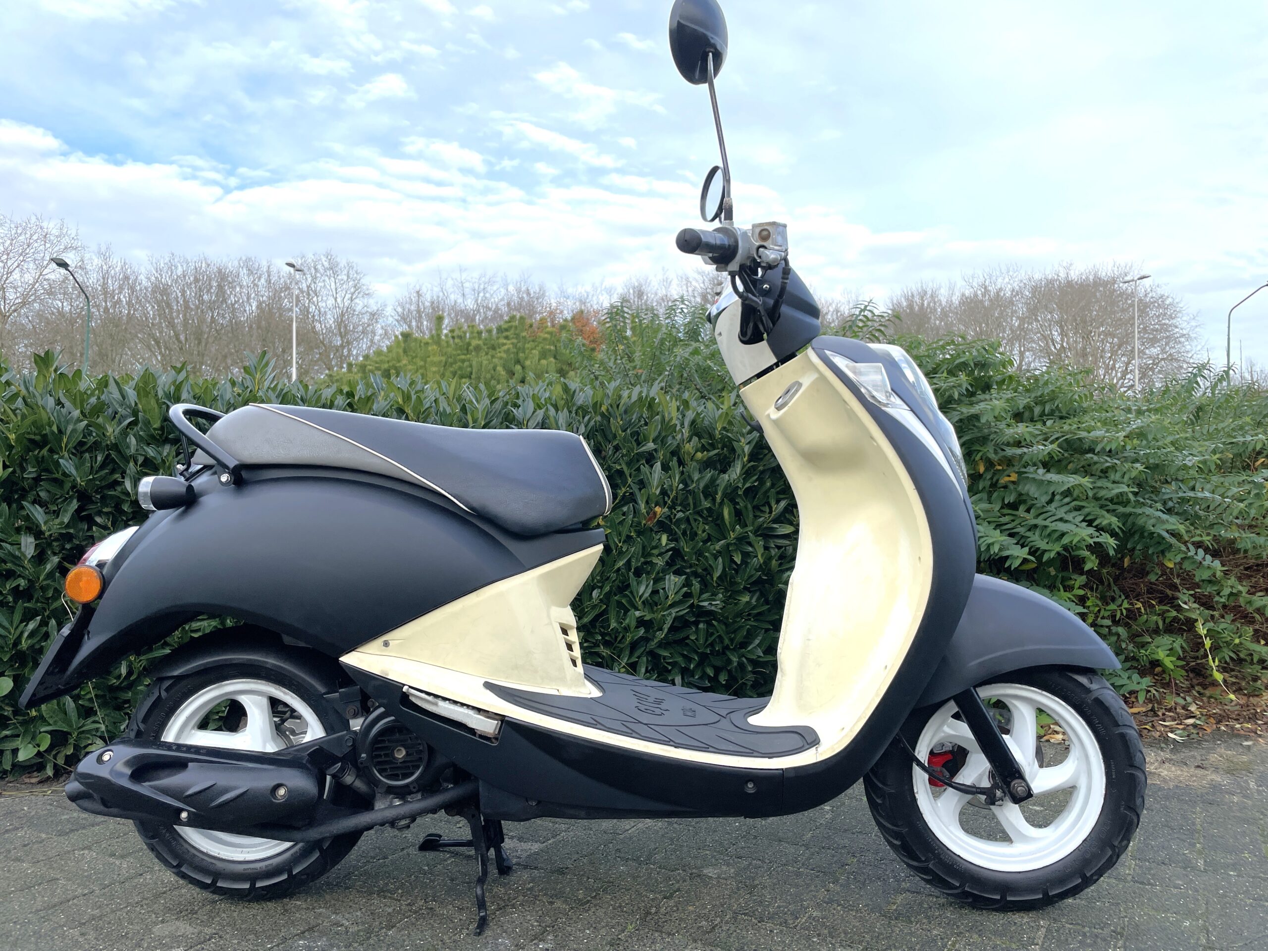SYM Mio 50 Scooter MAT ZWART BETAAL met in3 - Afbeelding 2