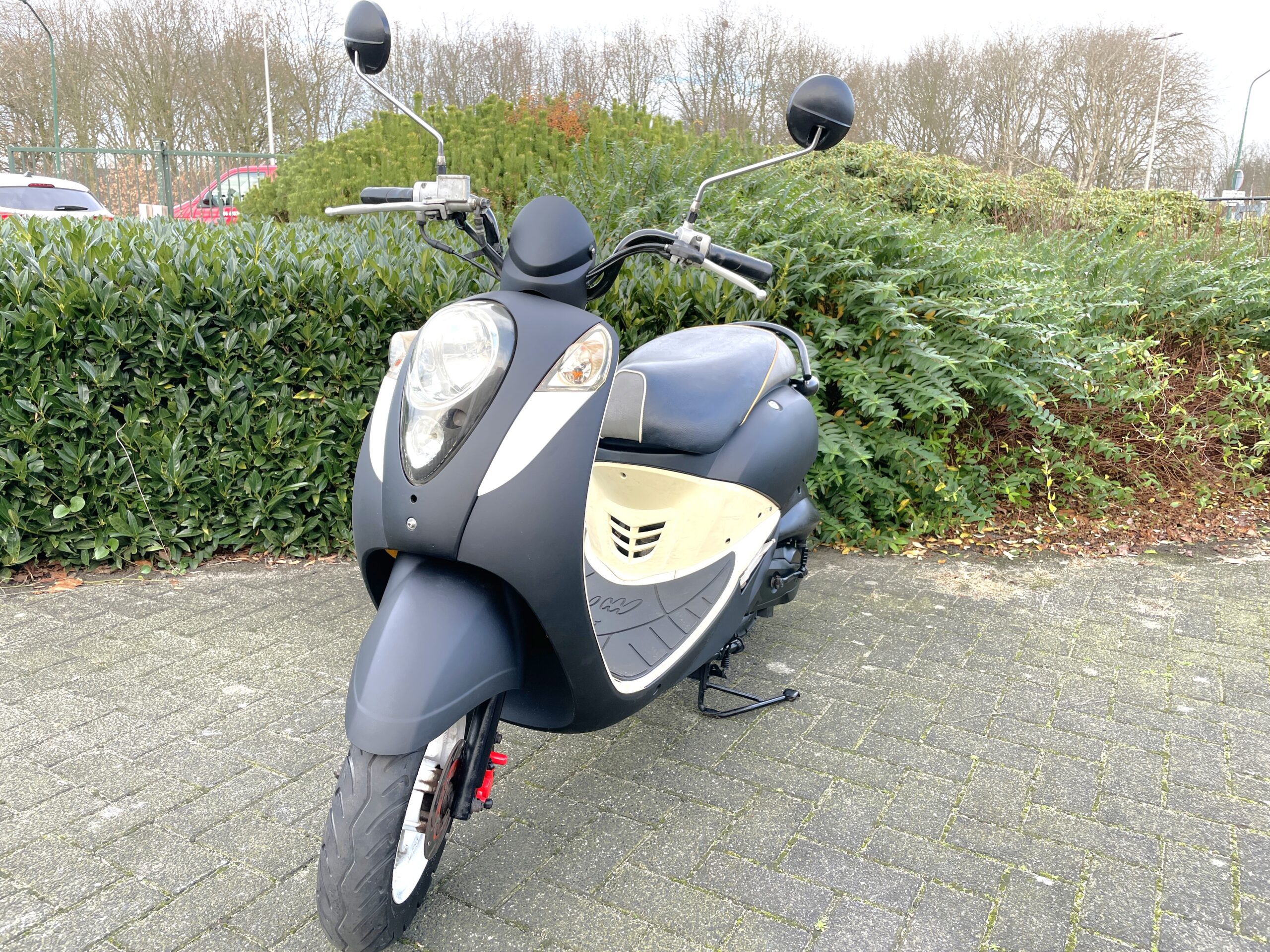 SYM Mio 50 Scooter MAT ZWART BETAAL met in3
