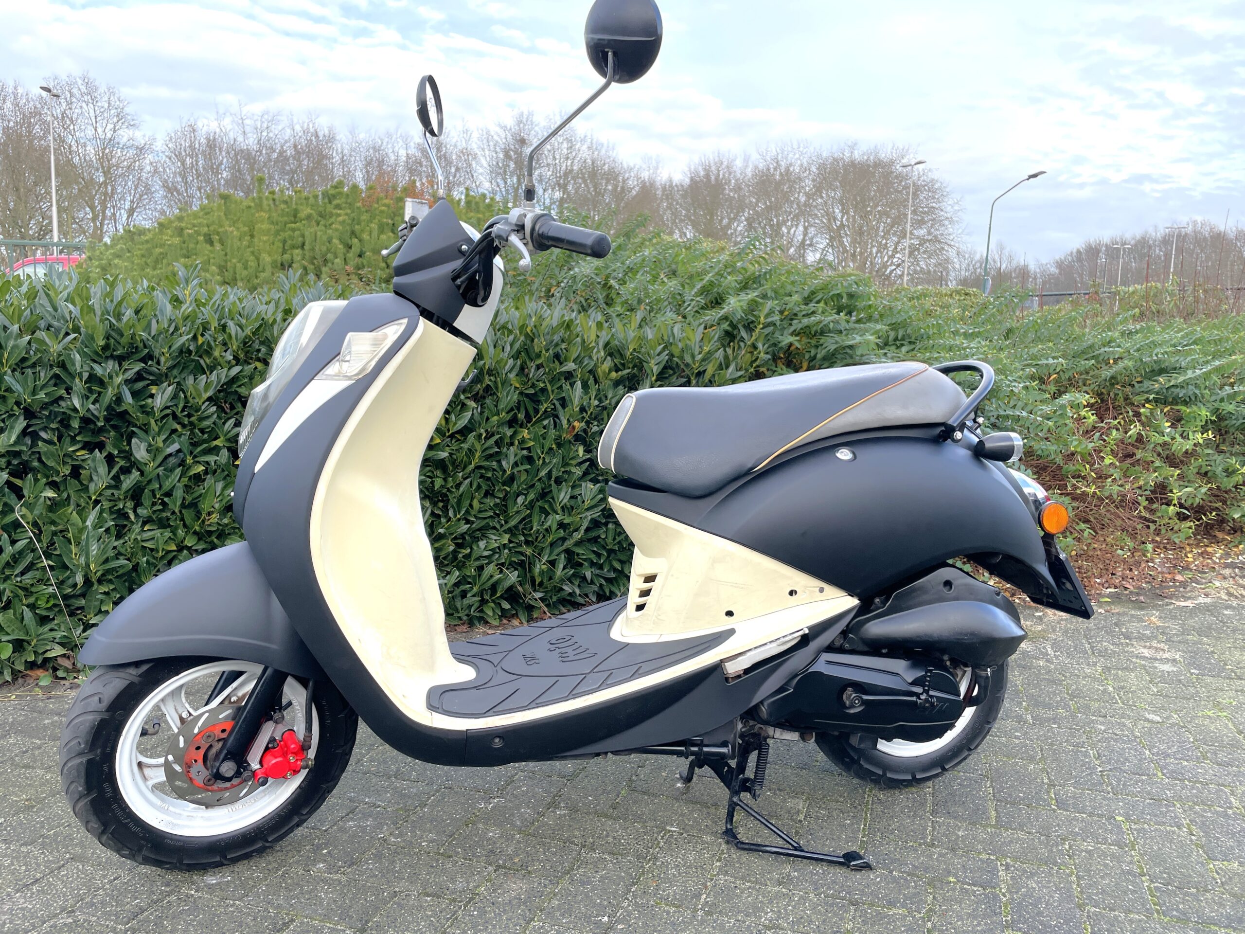 SYM Mio 50 Scooter MAT ZWART BETAAL met in3 - Afbeelding 4