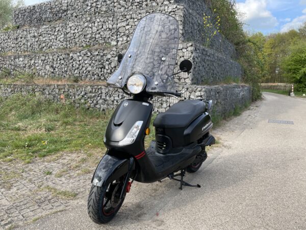 Sym Fiddle 2 Sport Mat Zwart Windscherm SMOKE BETAAL met in3