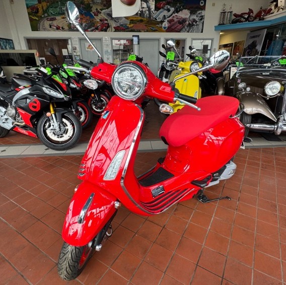 Vespa Primavera 50 RED Edition 45km E5+ NIEUW BETAAL met in3
