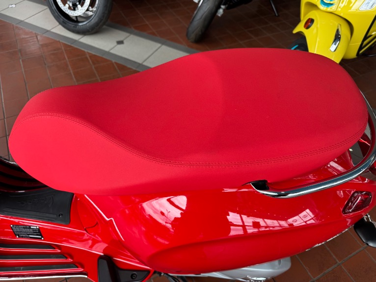 Vespa Primavera 50 RED Edition 45km E5+ NIEUW BETAAL met in3 - Afbeelding 4