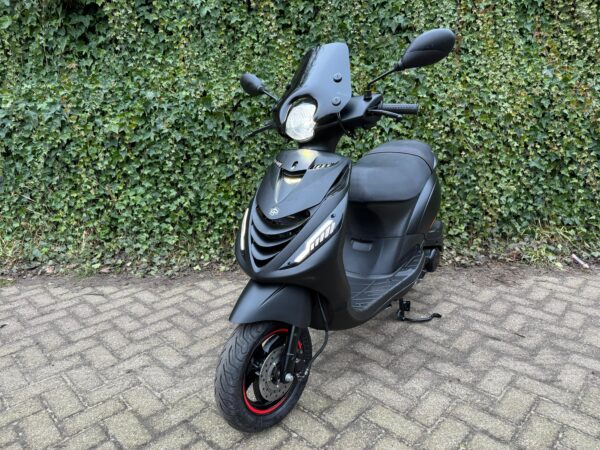 Piaggio Zip SP MAT ZWART 45 km E5 ALPHA LED BETAAL MET in3