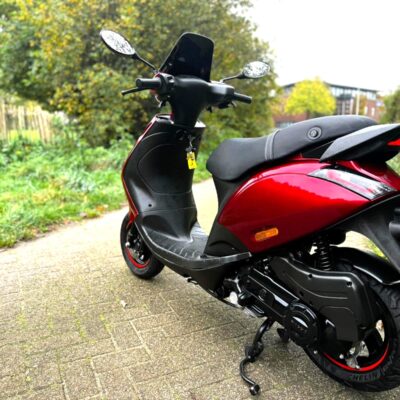 Piaggio Zip SP CANDY RED 45km POWER1 SMOKE BETAAL MET in3