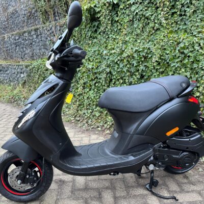 Piaggio Zip SP MAT ZWART 45 km E5 ALPHA LED BETAAL MET in3